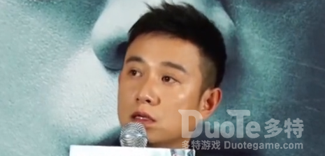 文章与神秘美女挽手过马路