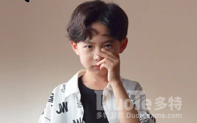 易烊千玺弟弟登上儿童杂志封面