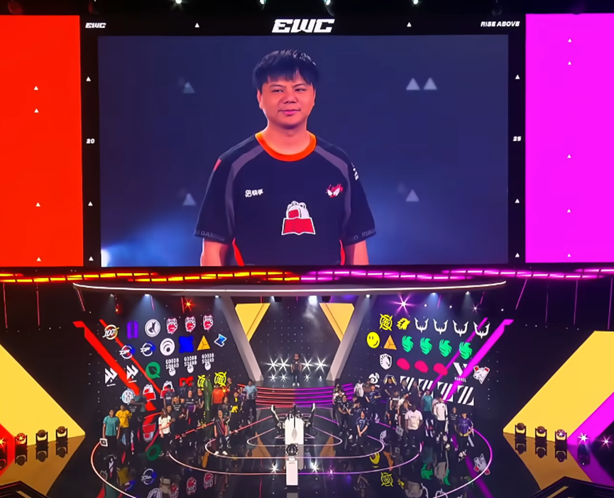 在赛场上捡了个手柄，这下得被人唠一辈子了