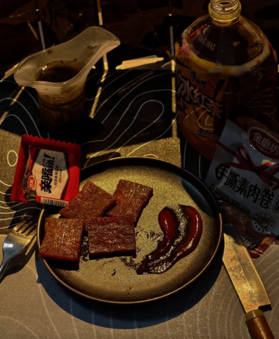 加肠泡面配加冰的冰红茶，怎么大家都在过&ldquo;上流社会&rdquo;的生活啊